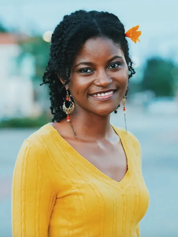 Picture of Apryll Williams, social media manager at Helps2.
